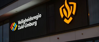 Logo Veiligheidsregio Zuid-Limburg en brandweer op de gevel van kazerne Sittard West