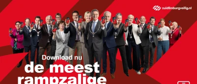 Groep burgemeesters in formele kleding houdt smartphones omhoog tegen een rode achtergrond.