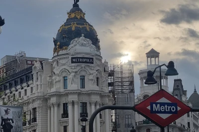 Stadscène Madrid met een elegante, versierde architectuur onder een bewolkte lucht.
