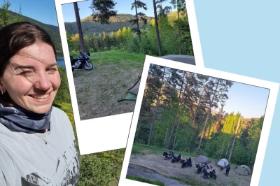 Vrouw met een glimlach in de natuur, met achtergrond van bomen en een groep mensen.