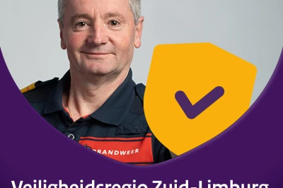 Brandweercommandant kijkt recht in de camera, met een ernstige maar vriendelijke uitstraling.