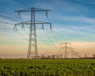 Hoogspanningsmasten op een veld