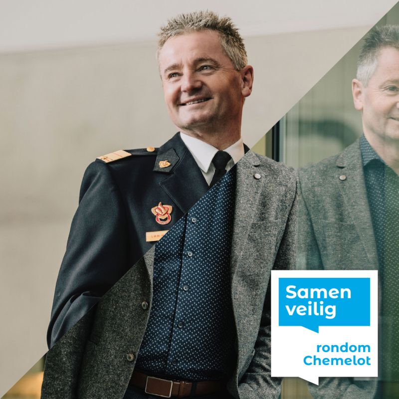 Brandweercommandant en directeur VRZL half uniform, half kantoordkleding .